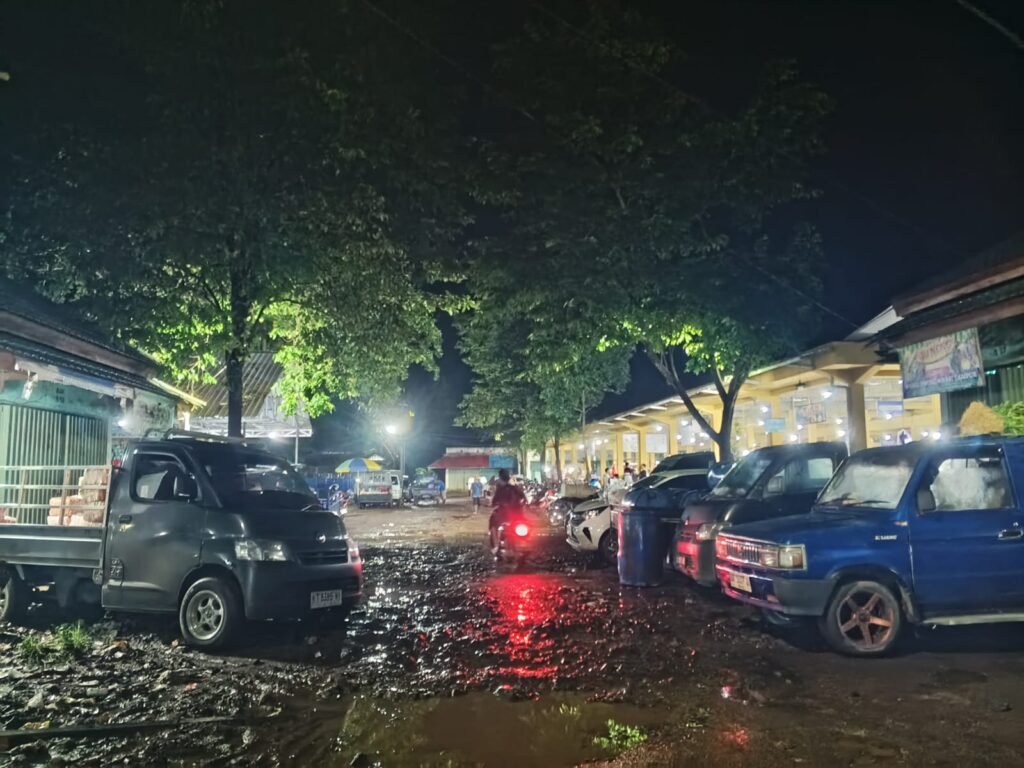 Keluhkan Jalan Becek, Pedagang Pasar Subuh Martapura Desak Perbaikan Akses