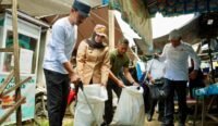 Menteri LH dan Bupati Banjar Bersihkan Sampah di Pasar Batuah