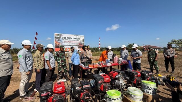 Komitmen Cegah Karhutla, Julong Group Salurkan Alat Pemadam ke 5 Desa
